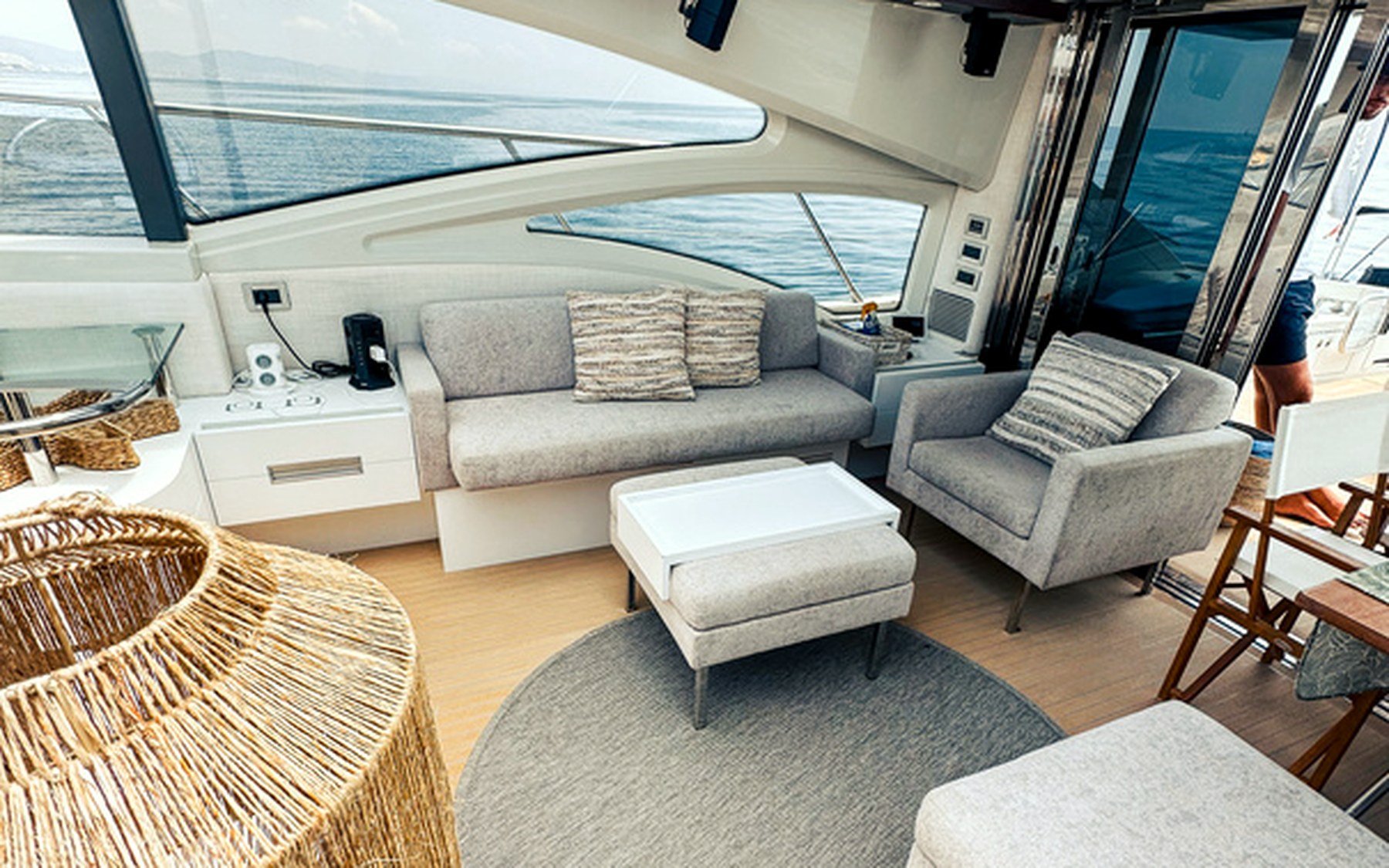 Azimut 68 S Esperanza yacht charter in Mallorca — aft deck and swim platform ready for a day of swimming, from Marina Palma, La Lonja.
